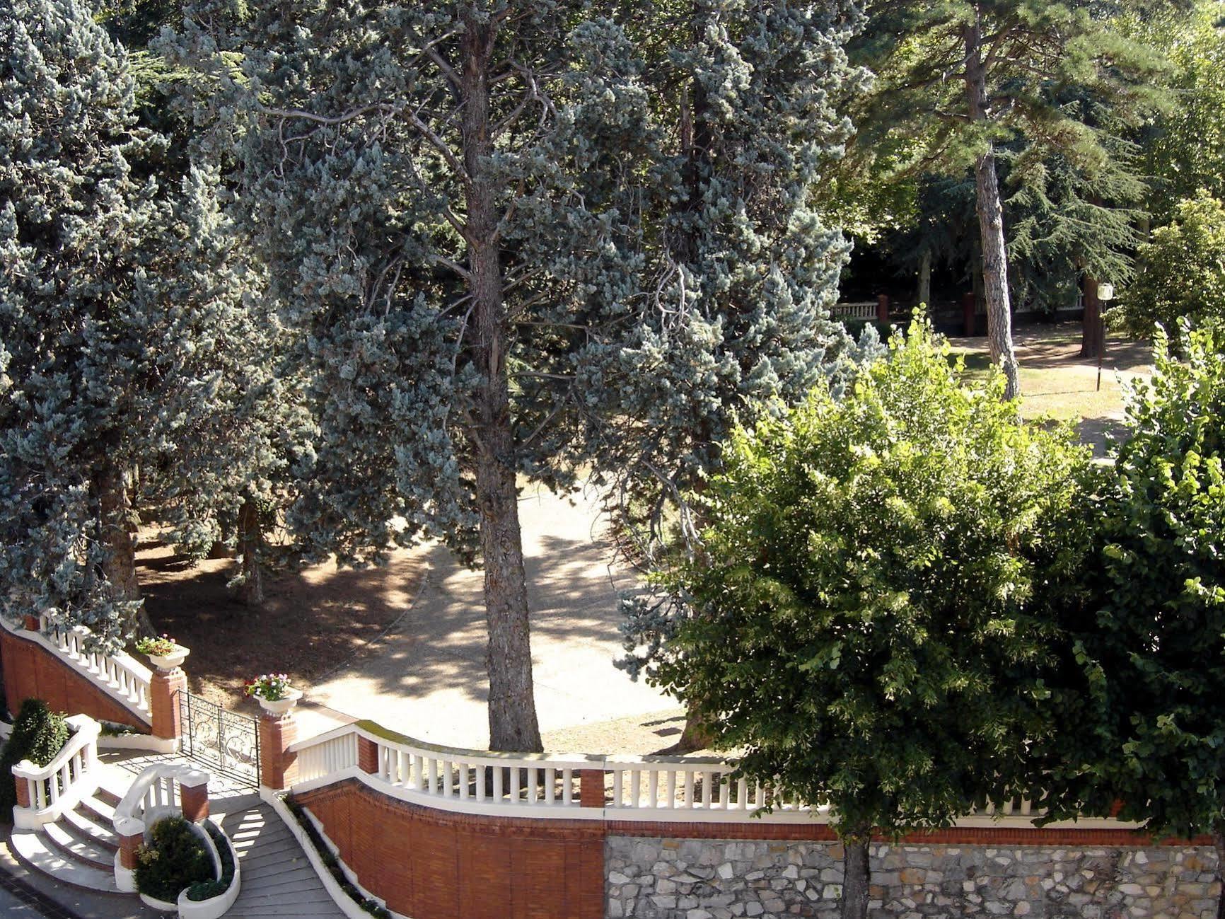 Hotel Restaurant Du Lauragais Logis De France Villefranche-de-Lauragais Exterior foto
